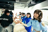 観客をハイタッチで見送るselfish。（撮影：周二郎）