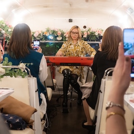 おロンドンバス貸切の五条院凌、おワイン飲みつつおミニコンサート