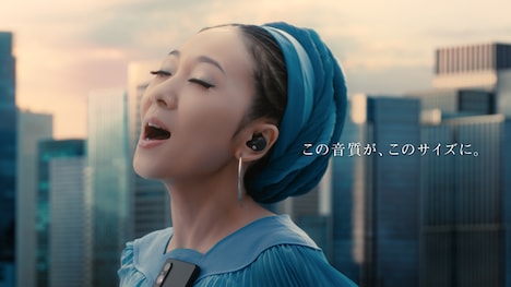 ワイヤレスヘッドホン「WF-1000X M5」のCMより。