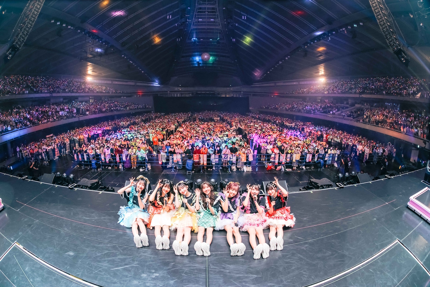 8000人と記念撮影するFRUITS ZIPPER。