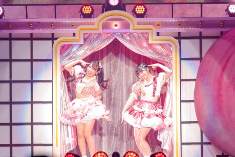 「ぴんきーれっど」を歌う松本かれん（左）と月足天音（右）。