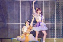 「Bye-Bye」を歌う早瀬ノエル（左）と仲川瑠夏（右）。