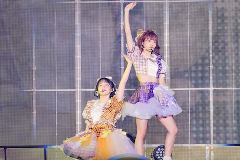 「Bye-Bye」を歌う早瀬ノエル（左）と仲川瑠夏（右）。