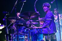 KO-HEY（Dr）（撮影：高田真希子）