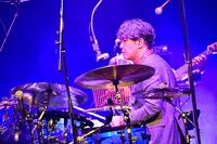 KO-HEY（Dr）（撮影：高田真希子）