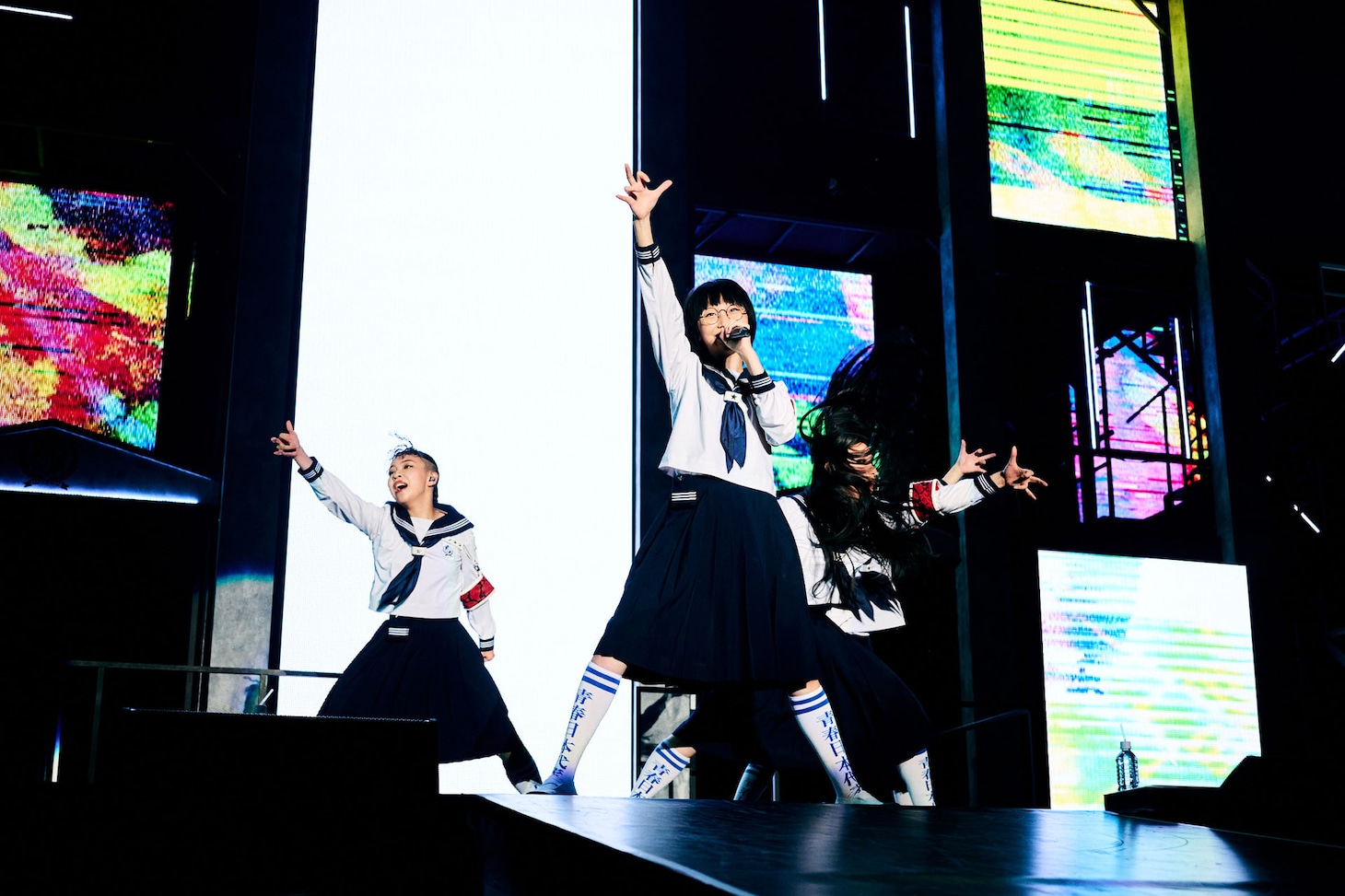 新しい学校のリーダーズ「HAMIDASHITEIKU」より。（Photo by usamiryo）