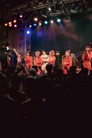 スペシャルゲストのMOSとパフォーマンスするMAINAMIND。