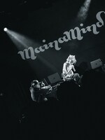 ダンサーの実弟と共演するMAINAMIND。