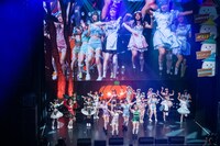 「唱」を踊るゼロイチファミリアのアイドルグループ4組。