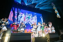 「唱」を踊るゼロイチファミリアのアイドルグループ4組。