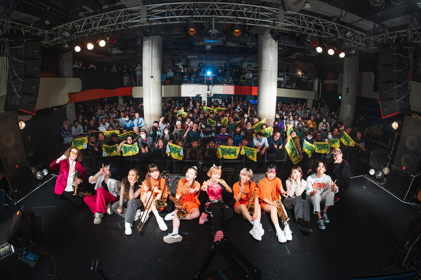 MAINAMIND「ONE-MAN BIRTHDAY LIVE『Dancing in the Street』」で撮影された集合写真。