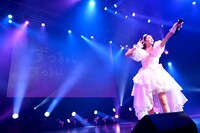 「未確認中学生X」の曲中に行われた「ズッキュンドッキュン対決」で、オーディエンスの声援に耳を傾ける中山莉子。