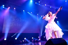 「未確認中学生X」の曲中に行われた「ズッキュンドッキュン対決」で、オーディエンスの声援に耳を傾ける中山莉子。