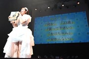「中山莉子の2nd写真集。」をアピールする中山莉子。