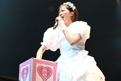 なぜか渋い表情で、事前にファンから募集した質問を引く中山莉子。