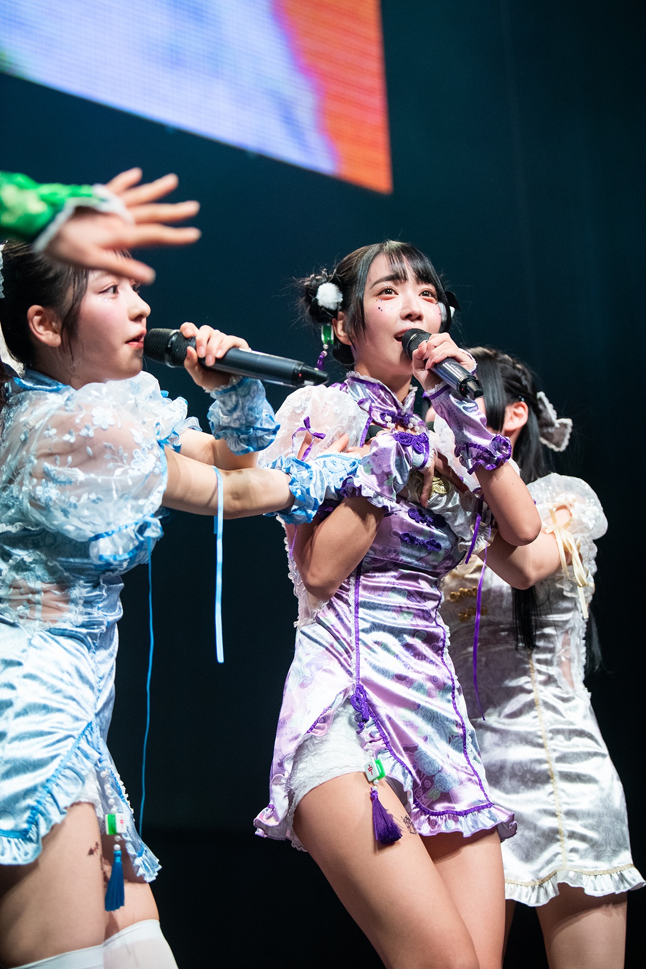 天羽希純の谷間を隠す#2i2メンバー。