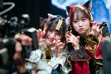 カメラアピールする#ババババンビの小鳥遊るい（左）と岸みゆ（右）。