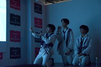 ミュージックビデオをハイテンションで視聴する森田璃空（左）。