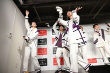 手を振って退場するLienel。