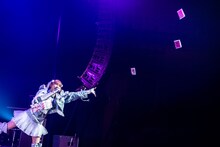 ティッシュをばら撒く星名美怜。