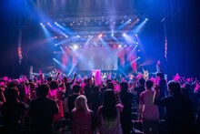 ステージに上げたみれりーずと一緒に「サドンデス」を歌う星名美怜。