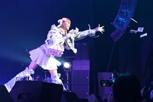 ティッシュをばら撒く星名美怜。