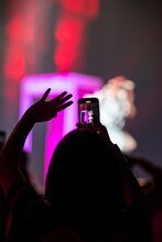 星名美怜を撮影するみれりーず。