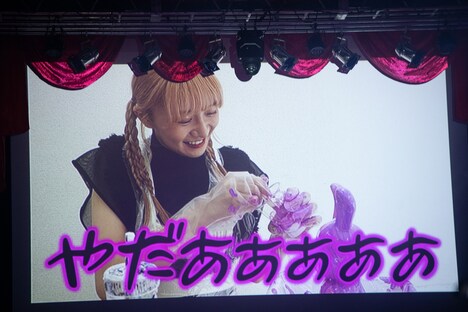 試行錯誤しながら貯金箱に色を塗る星名美怜。