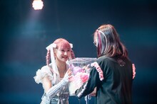 みれりーずにプレゼントを手渡しする星名美怜。