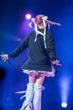 くるくる回る星名美怜。