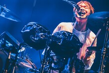 茂木欣一（Dr, Vo）（撮影：西槇太一）