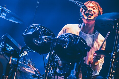 茂木欣一（Dr, Vo）（撮影：西槇太一）