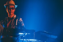 HAKASE-SUN（Key / LITTLE TEMPO、OKI DUB AINU BAND）（撮影：西槇太一）