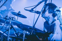 茂木欣一（Dr, Vo）（撮影：西槇太一）