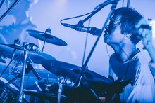 茂木欣一（Dr, Vo）（撮影：西槇太一）