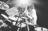 茂木欣一（Dr, Vo）（撮影：西槇太一）