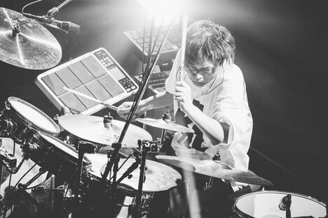 茂木欣一（Dr, Vo）（撮影：西槇太一）