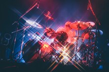 茂木欣一（Dr, Vo）（撮影：西槇太一）