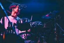 茂木欣一（Dr, Vo）（撮影：西槇太一）