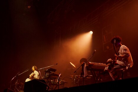 「Omoinotake ONE MAN TOUR 2023 "Ammolite"」東京公演の様子。（Photo by Daikichi Motouchi）