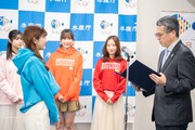 水産庁長官より「さかなの日」応援隊の任命状を授与される川村文乃（アンジュルム）。
