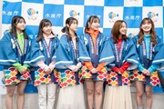 左から窪田七海（OCHA NORMA）、島倉りか（BEYOOOOONDS）、八木栞（つばきファクトリー）、工藤由愛（Juice=Juice）、小田さくら（モーニング娘。23）、川村文乃（アンジュルム）。