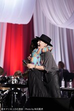 抱き合う夏木マリと上白石萌音。（撮影：秋田夏虎）