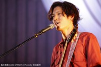 亀本寛貴（GLIM SPANKY）（撮影：秋田夏虎）