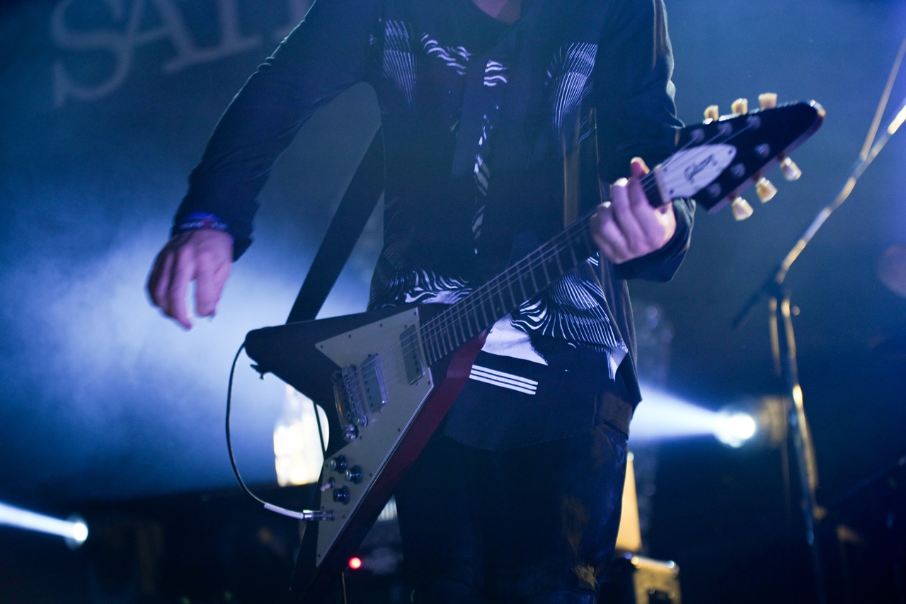 川島道行（BOOM BOOM SATELLITES）が生前愛用していた、フライングVのギター。（撮影：oyaming、タカギユウスケ）