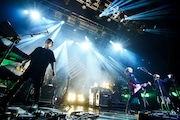 THE SPELLBOUND「BIG LOVE TOUR -BOOM BOOM SATELLITES 25th Anniversary Special-」東京・Zepp Shinjuku(TOKYO)公演の様子。(撮影:oyaming、タカギユウスケ)