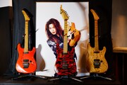 会場ロビーに展示された白田“RUDEE”一秀(G / PRESENCE)のギター。(撮影:西木義和)