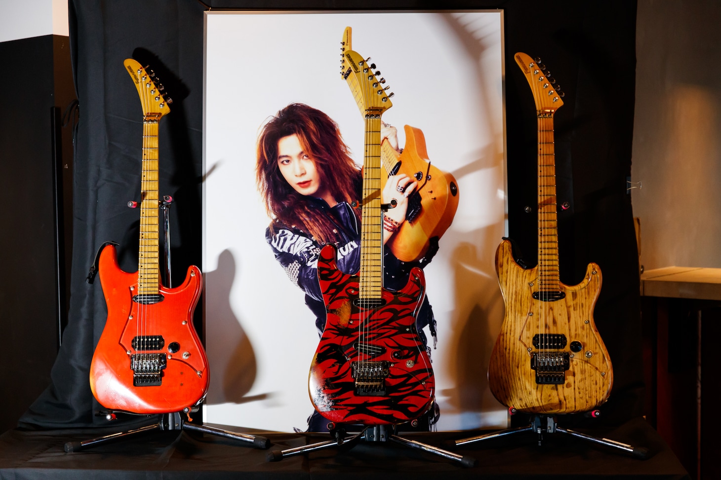 会場ロビーに展示された白田“RUDEE”一秀（G / PRESENCE）のギター。（撮影：西木義和）