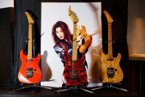 会場ロビーに展示された白田“RUDEE”一秀(G / PRESENCE)のギター。(撮影:西木義和)