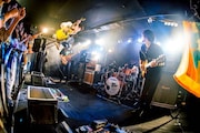 KANA-BOON「47 SKIP STREET」千葉LOOK公演より。（撮影：マスダカイ）